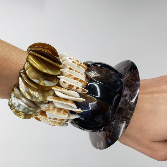 4 Assorted Shell and Similar Beaded Bracelets - Picture 2 of 10